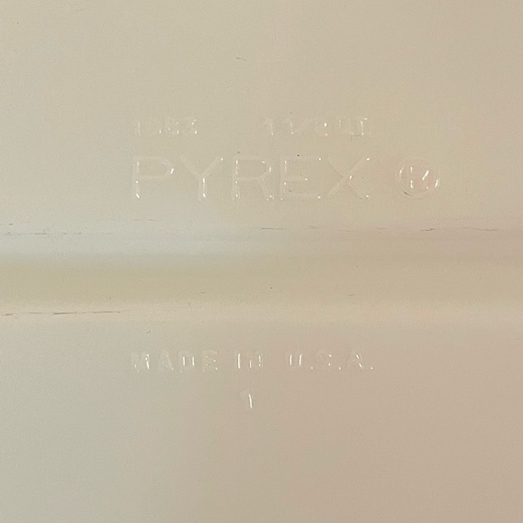 Pyrex 1063 1 1/2 Quart White - Picture 5 of 6
